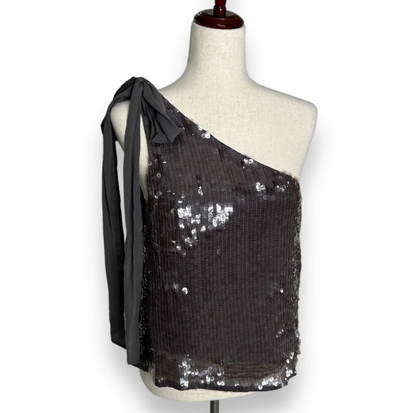 Alice + Olivia Tops - NWT Alice + Olivia grey sequin one shoulder blouse size large 100% silk India